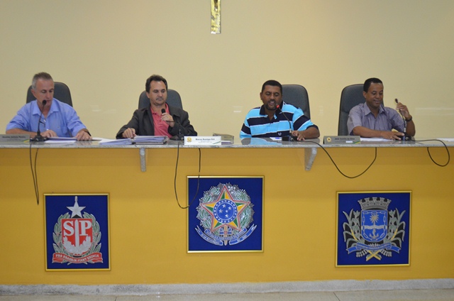 Câmara realiza 44ª Sessão Ordinária, discute e aprova projetos de relevância ao município