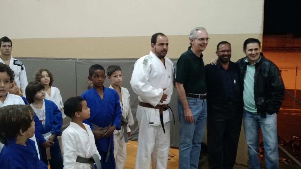 Vereador Juninho Leite faz visita à escolinha de Judô 