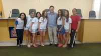 Vereador Juninho Leite recebe alunos de Escola de Guariba e explica o funcionamento, deveres e funções de um vereador