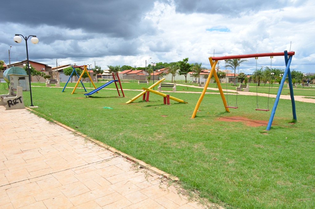 Vereador Zé Carioca indica e Prefeitura constrói playgrounds em praças do município